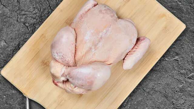 4 Cara Mudah Mencairkan Daging Ayam Beku dalam 15 Menit