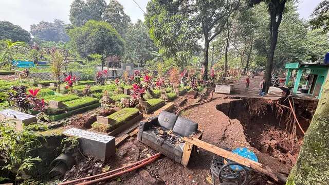 TPU Nagrog Ujungberung Bandung Longsor, 8 Makam Terdampak Direlokasi