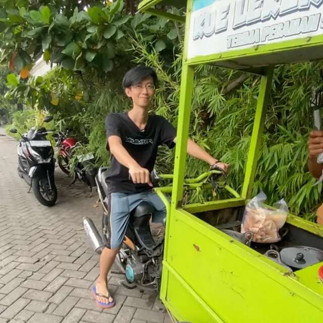 Aksi Menyentuh Fotografer Gubah Gerobak Penjual Kue Leker, Foto Menu Dibuat Lebih Menarik