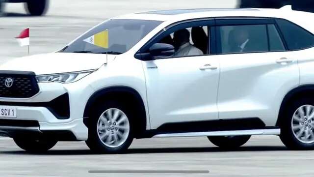 Bukan Toyota Alphard, Paus Fransiskus Pilih Kijang Innova Zenix Selama Kunjungannya di Jak...