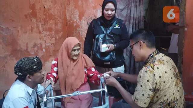 Senyum Bahagia Keluarga Renta di Sukabumi Usai Rumahnya yang Nyaris Ambruk Diperbaiki