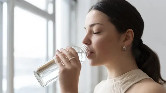 Beda Manfaat Minum Air Hangat vs Air Dingin di Pagi Hari, Mana yang Lebih Baik?