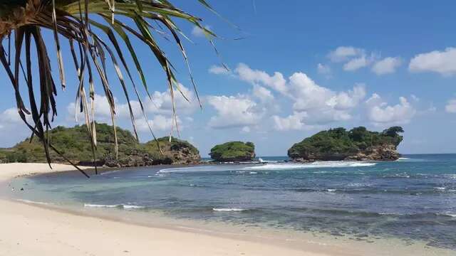 Mengintip Indahnya Pantai Watu Karung, Pesona Alam Indah di Pacitan