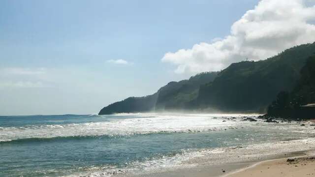 Daya Tarik Pantai Pencaron, Surga Tersembunyi Para Pencinta Alam di Kebumen