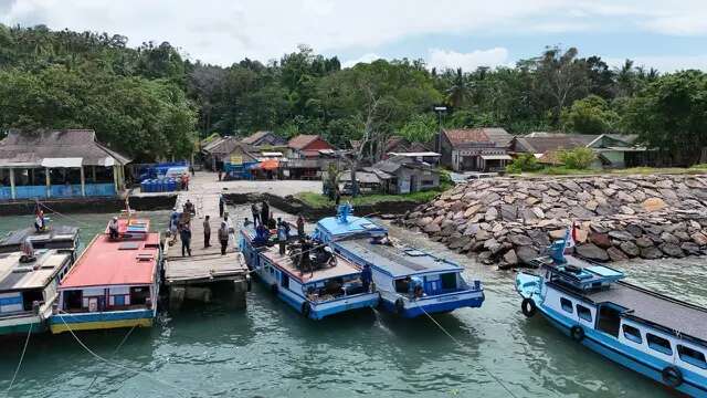 Polisi Kawal Pendistribusian Kotak dan Surat Suara Pilkada 2024 ke Pulau-Pulau Terpencil d...