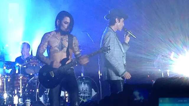 Jane's Addiction Bikin Penonton yang Bergoyang Jadi Tegang, Vokalis dan Gitaris Berantem d...