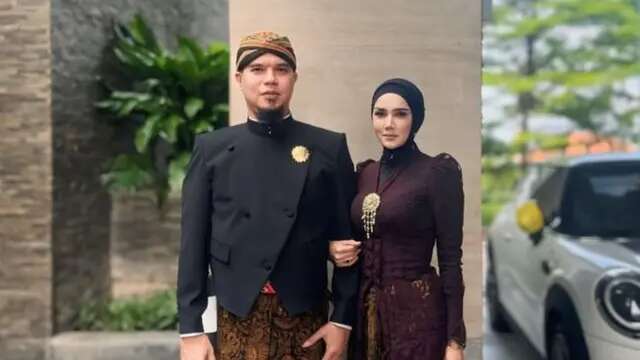 Elegan Penuh Wibawa, 6 Potret Serasi Ahmad Dhani dan Mulan Jameela di Upacara Tingalan Jum...