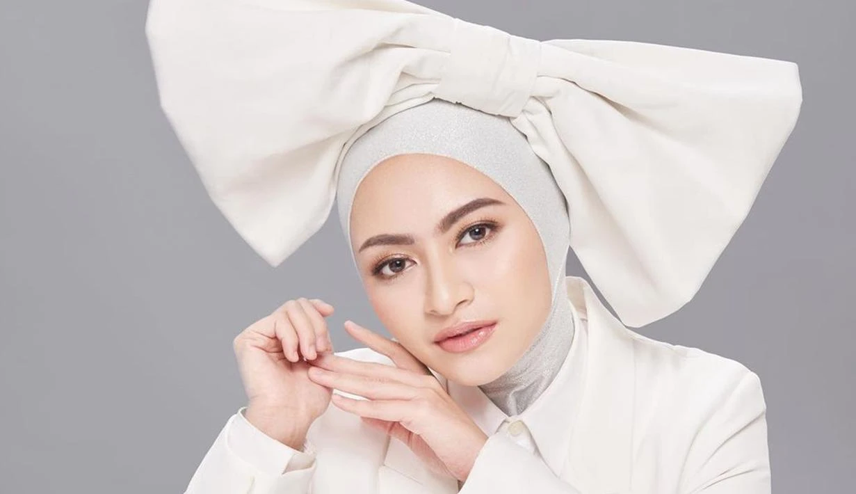 FOTO: Gaya Nathalie Holscher saat Pakai Outfit Putih, Tampil Menawan
