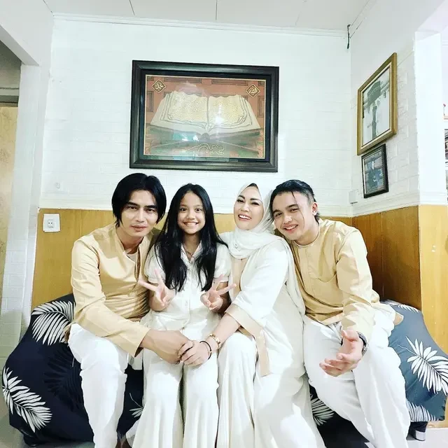 Potret Kelulusan Anak Charly Van Houten, Momen Manis yang Curi Perhatian