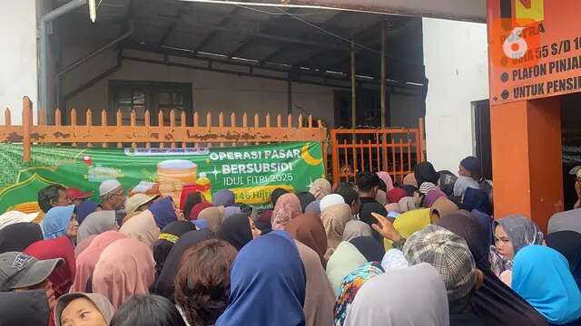 Kala Emak-Emak Berdesakan Berburu Sembako di Pasar Subsidi Ramadan Sukabumi