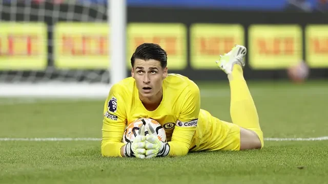 Dibuang Chelsea, Kiper Termahal Dunia Rela Bertahan di Klub Papan Tengah Liga Inggris