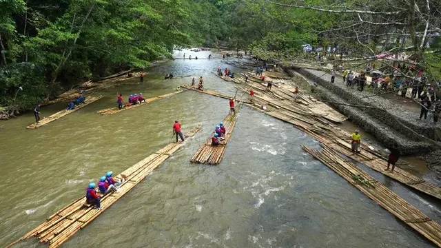 Jelajah Kearifan Lokal dan Kuliner Lezat di Sungai Amandit saat Festival Bamboo Rafting Lo...