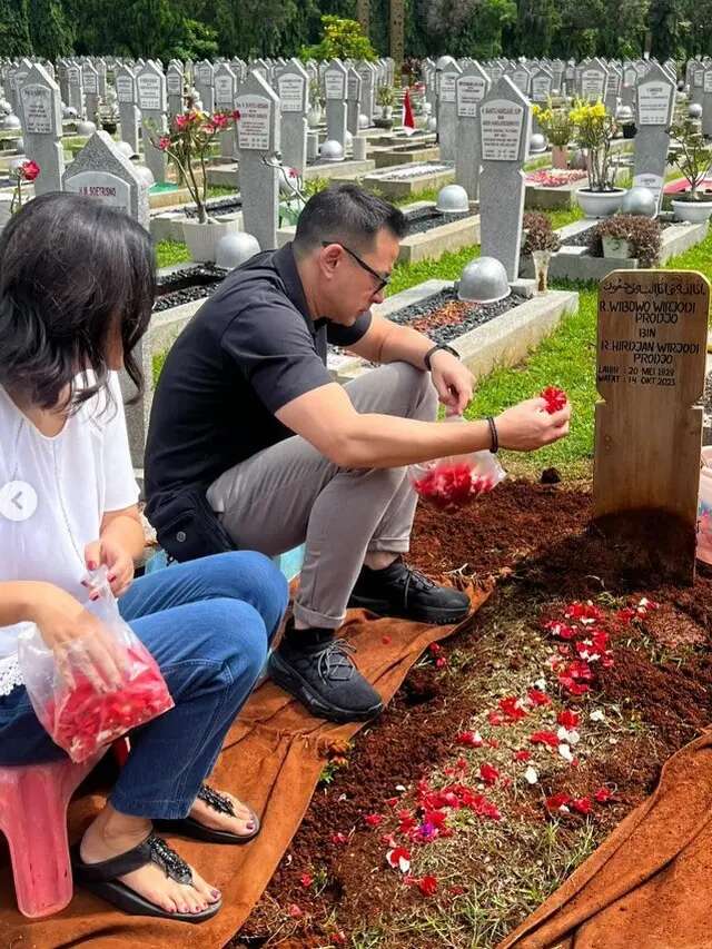 Potret Ira dan Ari Wibowo Nyekar ke Makam sang Ayah, Obati Rasa Rindu