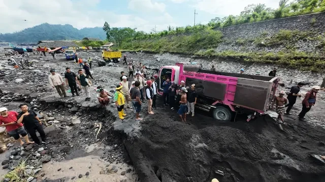 Gunung Semeru Diguyur Hujan Deras, Waspada Banjir Lahar Dingin!