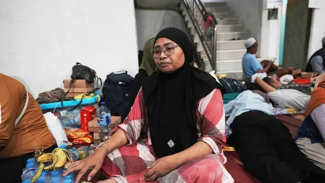 Mengetuk Tuhan di Antara Reruntuhan: Upaya Terakhir Orang Tua Korban Ponpes Ambruk di Sido...