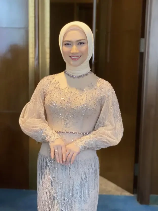 Inspirasi Kebaya Hijab Wisuda, Gaya Anggun dari Melody Laksani sampai Irish Bella