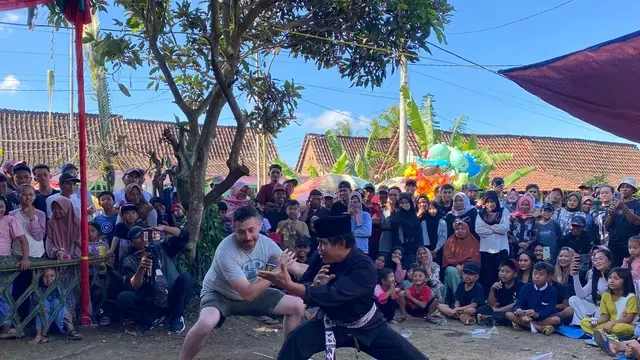 Wisatawan Mancanegara Unjuk Kebolehan di Tradisi Mencak Sumping 2025 di Banyuwangi
