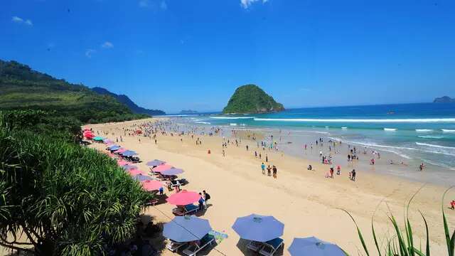 Rekomendasi Pantai-Pantai di Indonesia Paling Cocok Buat Libur Lebaran Habiskan THR