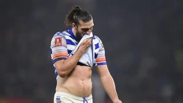 Baru Main Perdana Jadi Starter di Klub Baru, Andy Carroll Sudah Dihukum Kartu Merah!
