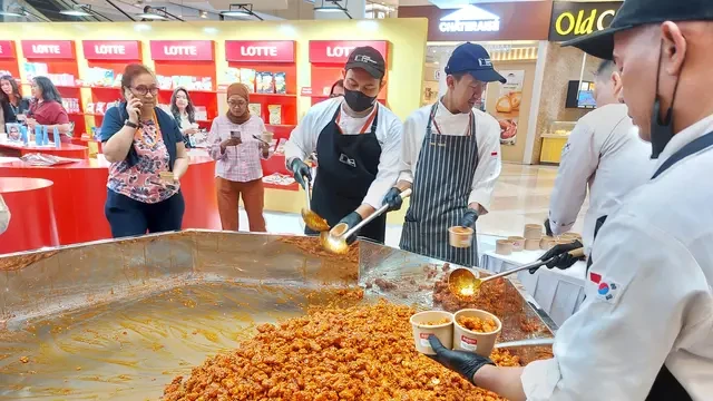 Ada Dakgangjeong Porsi Raksasa di Gandaria City Mall, Gratis Buat Pengunjung Sambil Rayaka...