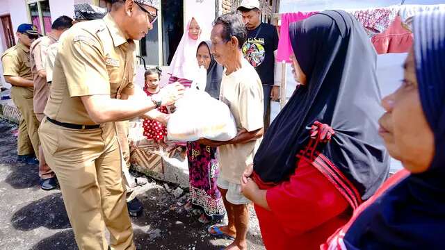 Ribuan Paket Sembako Pengganti Karangan Bunga Dibagikan ke Warga Banyuwangi