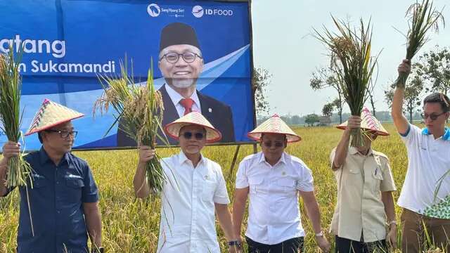 Zulkifli Hasan Jadi Menko Pangan, Perdana Blusukan ke Sawah