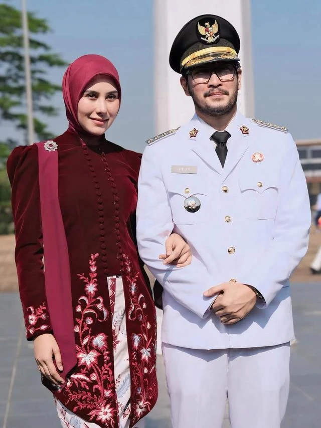 Potret Syahnaz Sadiqah Pakai Kebaya Kerah Shanghai dan Batik Megamendung, Serasi dengan Je...