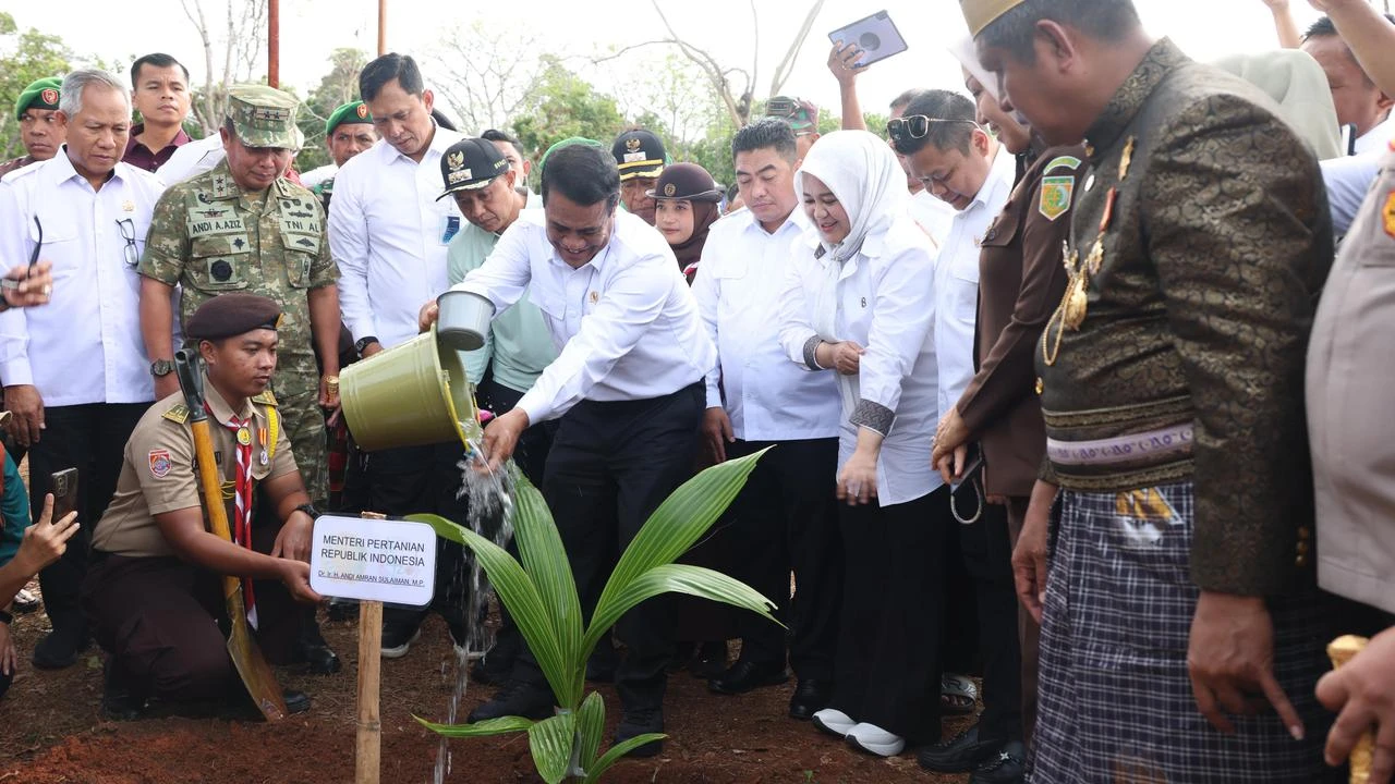 Percepat Hilirisasi Kelapa Nasional, Mentan Amran Luncurkan Gerakan Menanam Lima Juta Kela...