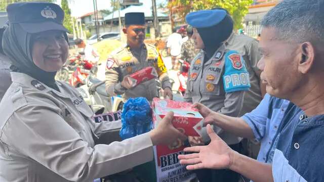 Jumat Berkah, Polisi Wanita Rokan Hulu Berikan Bekal Pulang ke Jemaah Masjid