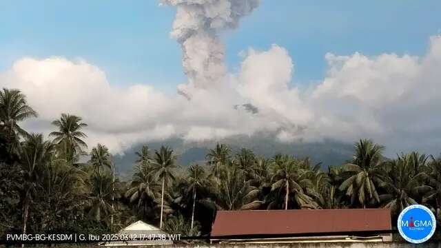 Gunung Ibu Erupsi Lagi, Semburkan Abu Vulkanik 1.200 Meter ke Arah Selatan