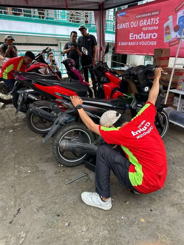 1.000 Motor Terdampak Banjir Jabodetabek dapat Bantuan Ganti Oli Gratis dari Pertamina