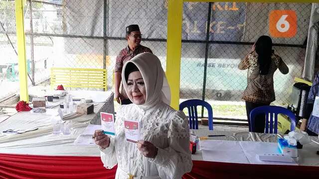 Pakai Dress Serba Putih saat Nyoblos ke TPS, Reihana: Layaknya Kanvas Kosong yang Bisa Dil...