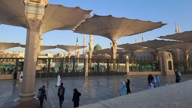 Antisipasi Risiko Dehidrasi Akibat Suhu Panas Ekstrem di Arab Saudi, KKHI Bagikan Oralit