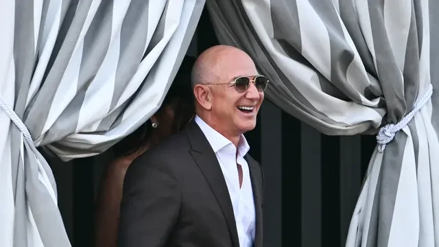 Jeff Bezos Jual Saham Amazon Senilai Rp 11,9 Triliun, Ada Apa?