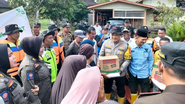 Belasan Sekolah Terendam Banjir, Bantuan Polres Rohil Terus Mengalir