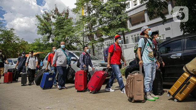 Antrean WNI Usai Menjalani Isolasi di RSDC Wisma Atlet Pademangan
