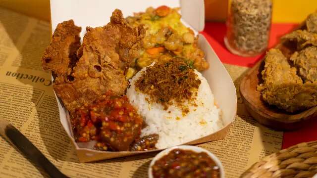 Cicip Nikmatnya Nasi Kulit Sasak Gantung, Kuliner Viral di Bandung