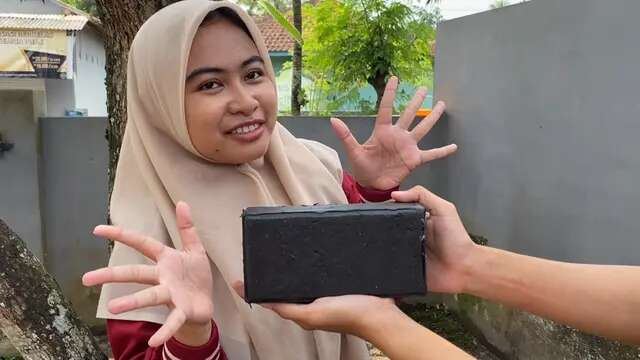 Mahasiswa KKN UMJ Jember Olah Sampah Plastik Jadi Paving Block