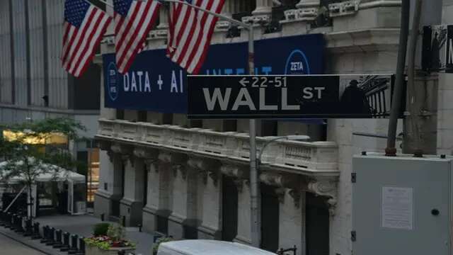 Wall Street Terbang Sambut Akhir Pekan, Indeks Dow Jones Cetak Rekor