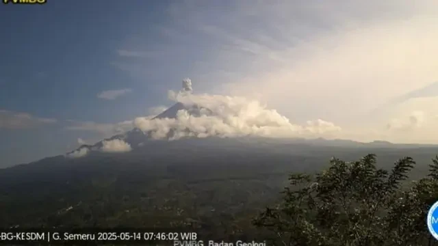 Gunung Semeru Erupsi 1.000 Meter ke Arah Barat Daya