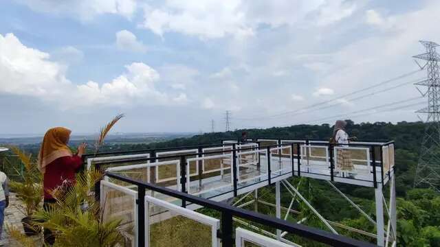 Fakta Unik Wisata Talaga Langit Cirebon, Jembatan Kaca Hingga Museum Santet