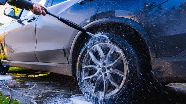 Hemat Biaya Car Wash, Ikuti Cara Mencuci Mobil yang Benar di Rumah