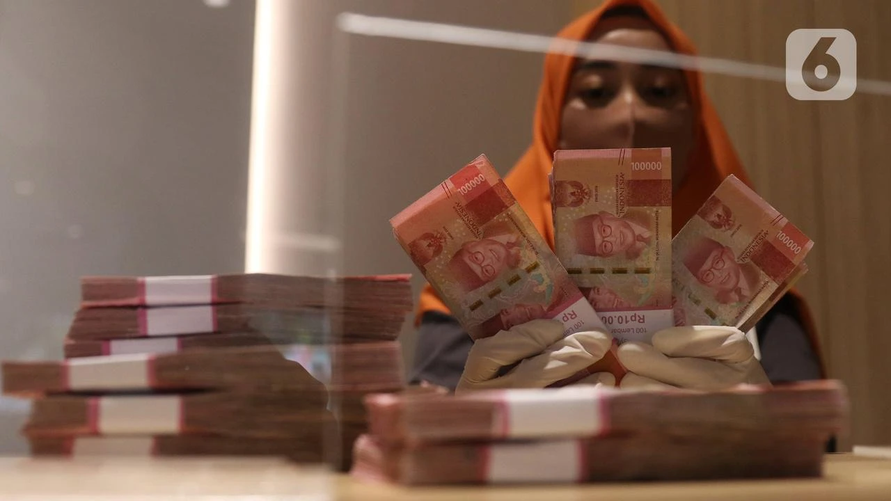 Rupiah Ditutup Melemah di 17.706 per Dolar AS, Harga Minyak jadi Pemicu