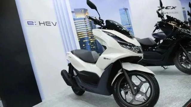 Tertarik Meminang Honda PCX e:HEV, Simak Kelebihan dan Kekurangannya