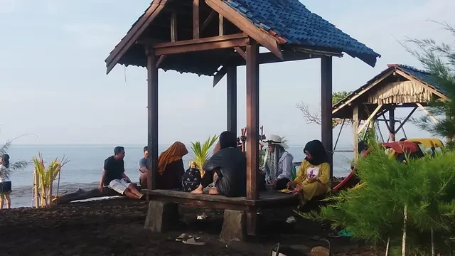 Pesona Pantai Wonosari Banyuwangi, Tempat Asyik Menikmati Selat Bali