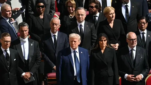 Donald Trump Banjir Kritik karena Pakai Jas Biru di Pemakaman Paus Fransiskus, Kok Bisa?