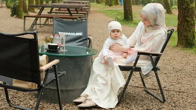 6 Gaya Outfit Larissa Chou saat Momong Anak Kedua, Tetap Modis dan Anggun