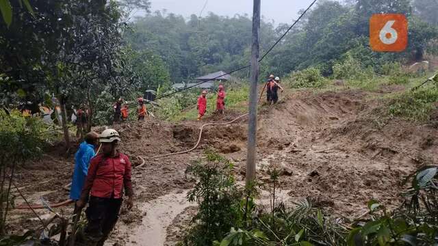 Curah Hujan Tinggi, 2 Warga Tertimbun Longsor di Gunung Mas