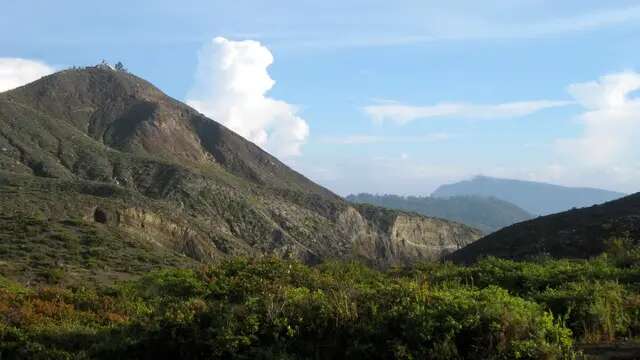 6 Fakta Menarik Gunung Keli Lepembusu di Flores NTT yang Bersebelahan dengan Gunung Kelimu...