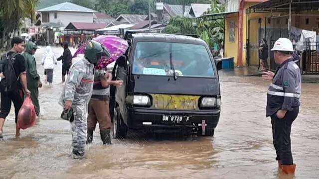 Banjir di Gorontalo Utara, Jalan Trans Sulawesi Sementara Lumpuh